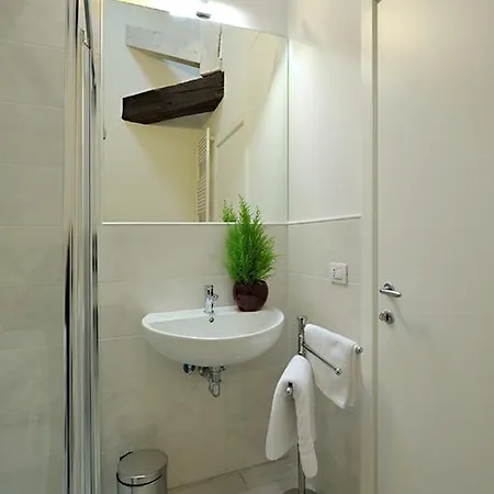 Lovely Canal View Apartment Venedig