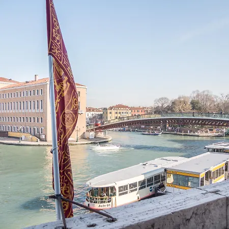 Lovely Canal View Apartment Venedig